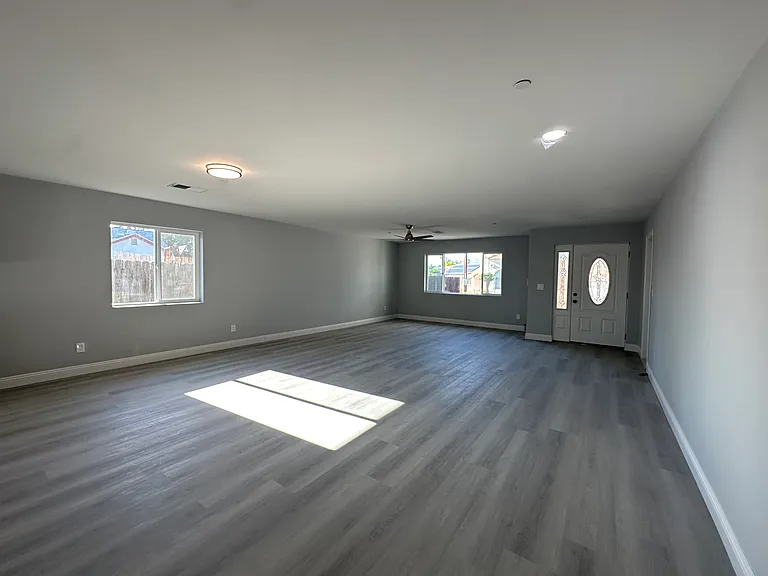 4825 Lincoln Ave — Photo 3