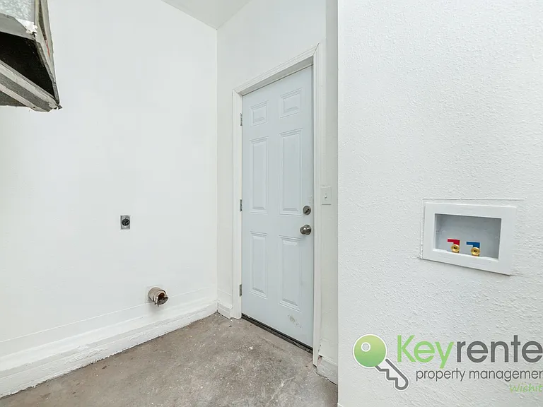 1338 N Volutsia Ave — Photo 19