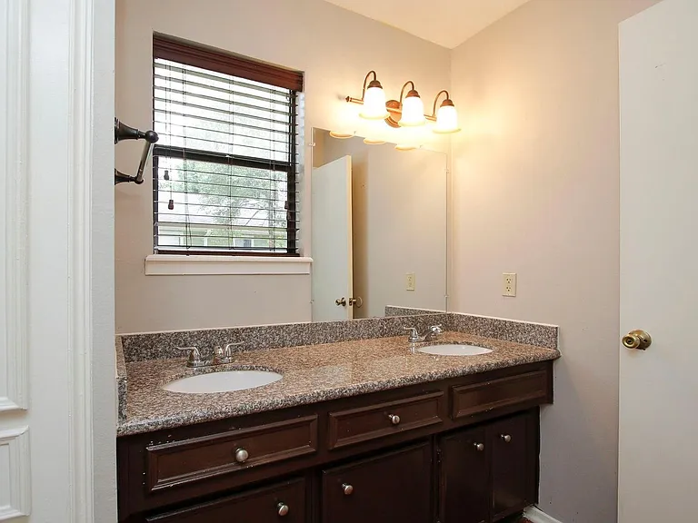 1 Greeningdon St — Photo 9