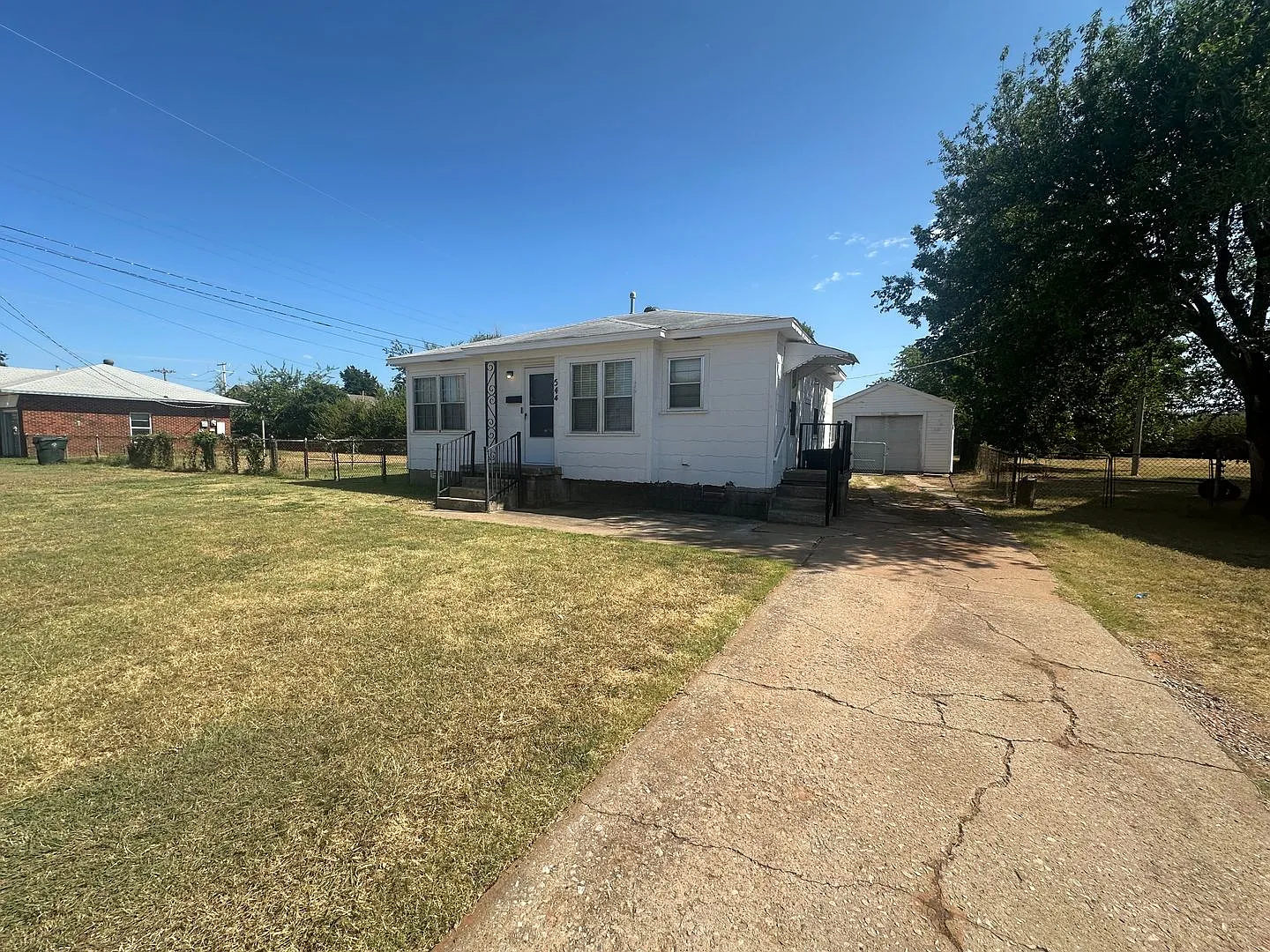 Nice 2 bed, 1 bath, 1 car detached garage — Photo 3