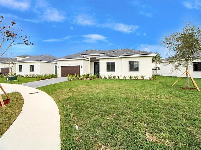 5 bed, 4.0 bath, $5,400 — Photo 2