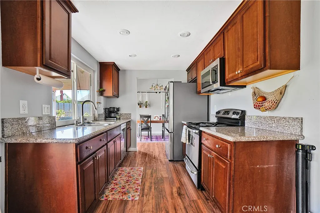 4 bed, 2.5 bath, 1666 sqft, $4,500 — Photo 3