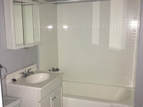 4th image of 645 W Belden Ave