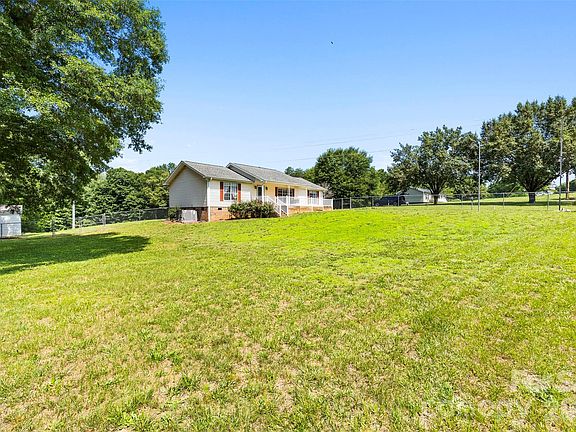 3rd image of 1249 Hardin Rd