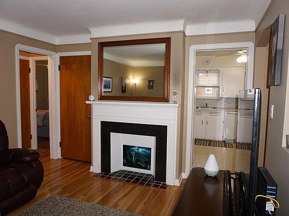 3rd image of 3215 Parklane Dr