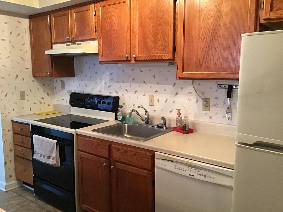 kitchen, ceramic stove, dishwasher, garbage disposal, refrigerator,