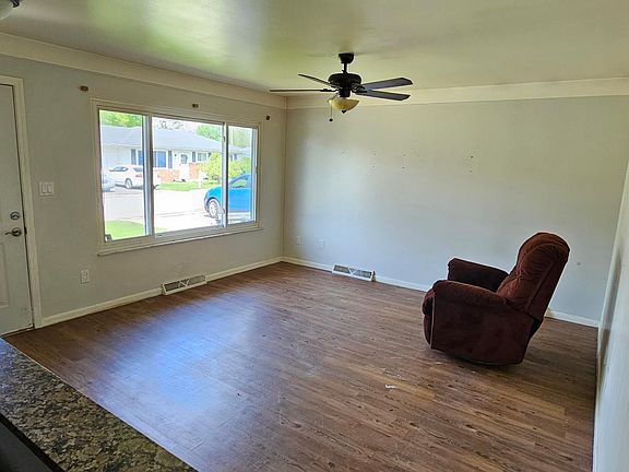3rd image of 833 Brown St