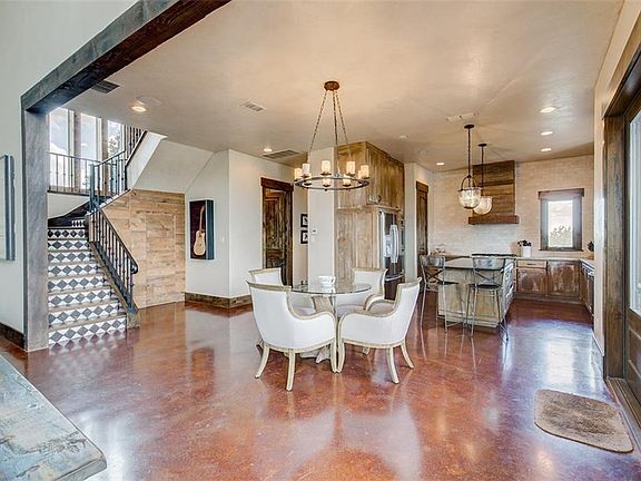 5th image of 220 Angelina Dr