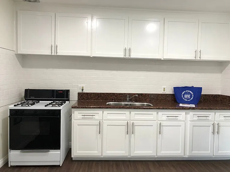 710 W 27th Street — Photo 8