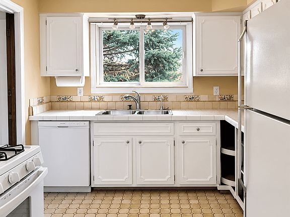 4th image of 350 Billingsgate Ct APT C