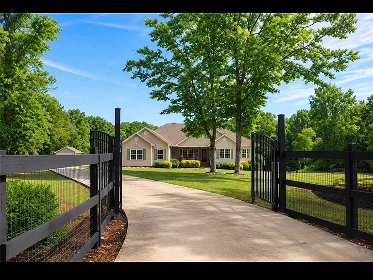 190 Fred Bradford Rd — Photo 1