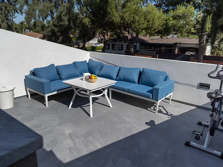 PRIVATE ROOFTOP DECK WITH BBQ GRILL/OUTDOOR KITCHEN & OUTDOOR SEATING/FURNITURE