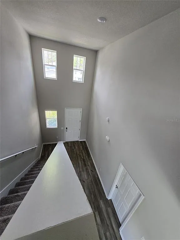 4 bed, 2.5 bath, 2160 sqft, $2,550 — Photo 3