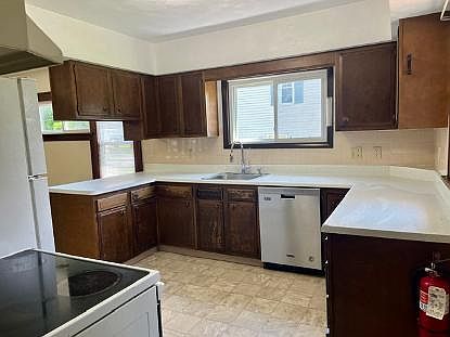 3rd image of 9142 Main St