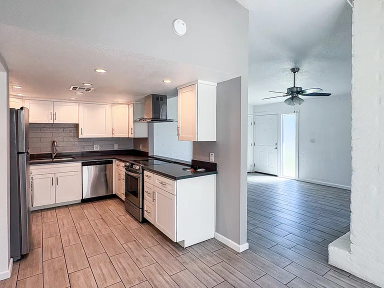 4202 N 27th St #11 — Photo 4
