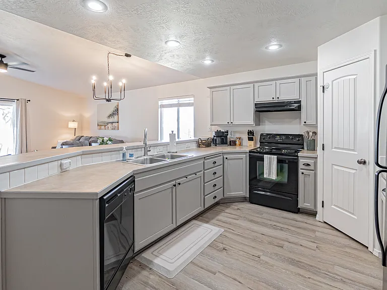 2479 W Washington Ave — Photo 10