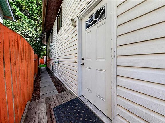 3rd image of 1424 SW 11th Ave SE