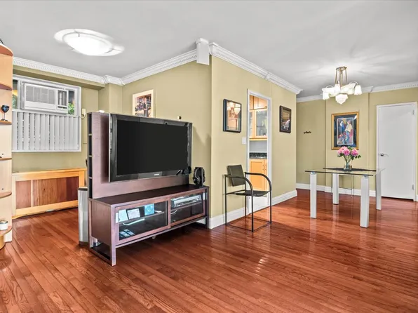 2575 Palisade Avenue image 10 of 30