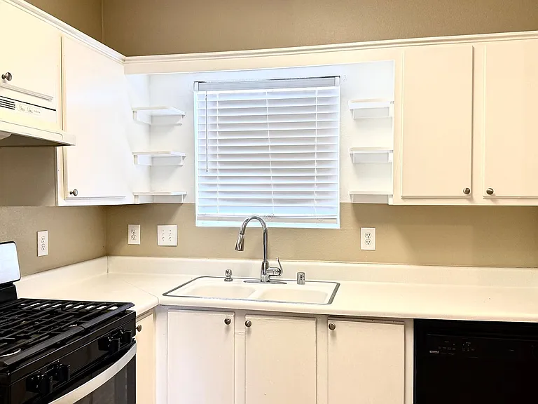 1900 N Torrey Pines Dr #1 — Photo 3