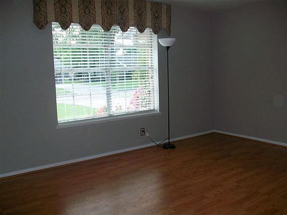 5th image of 960 Iris Ln