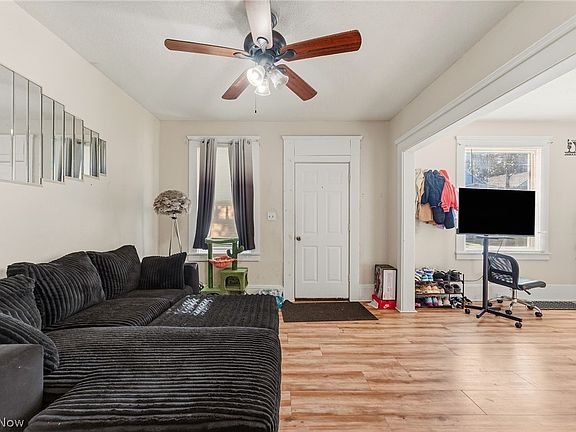 3rd image of 2032 W 104th St