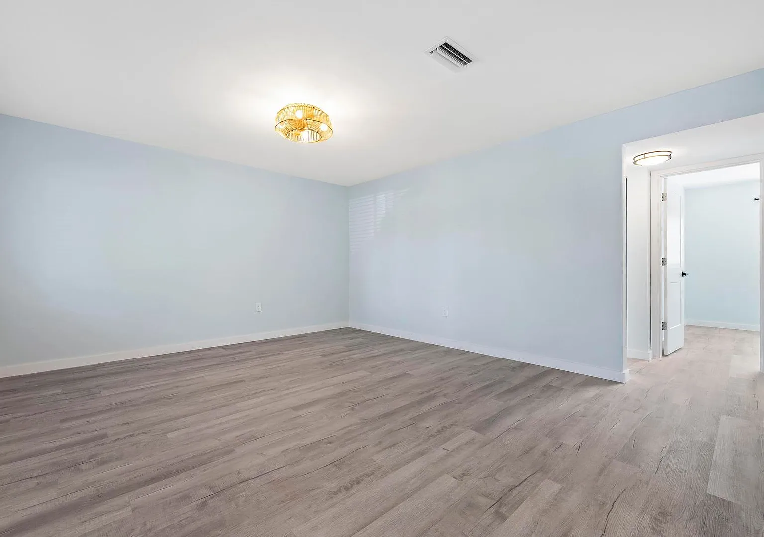 Gorgeous Fully Renovated 1st Floor 2 Bedroom 1 Bathroom Condo Located Just 5 Minutes From Venice ... — Photo 3