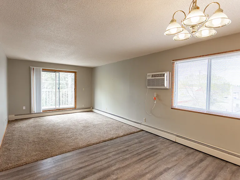 Kings Kourt Apartments — Photo 13