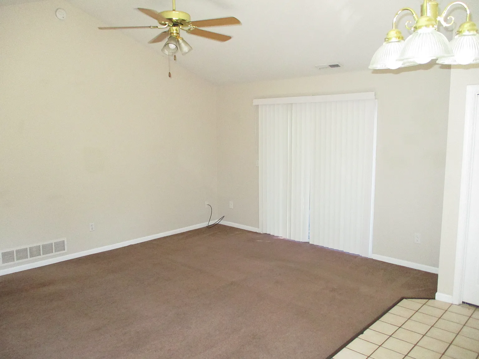 2 bed, 1.5 bath, 1020 sqft, $1,100 — Photo 3