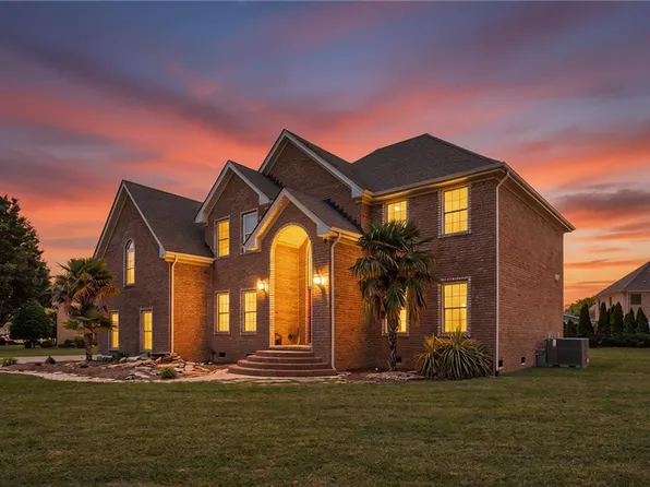 404 Vespasian Cir, Chesapeake, VA 23322