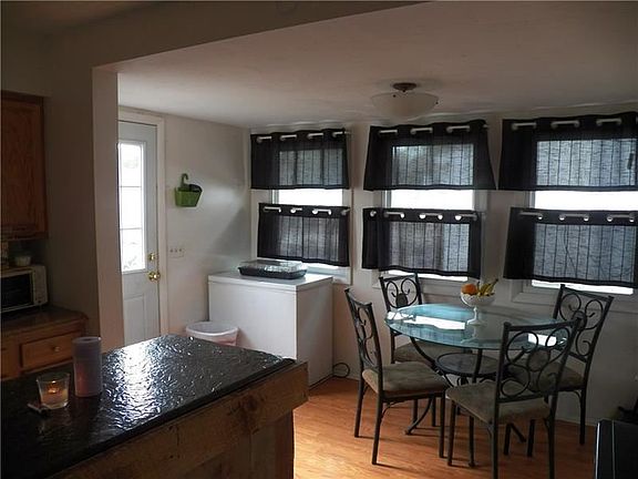 4th image of 818 820 Salt St