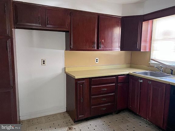 4th image of 320 Company St