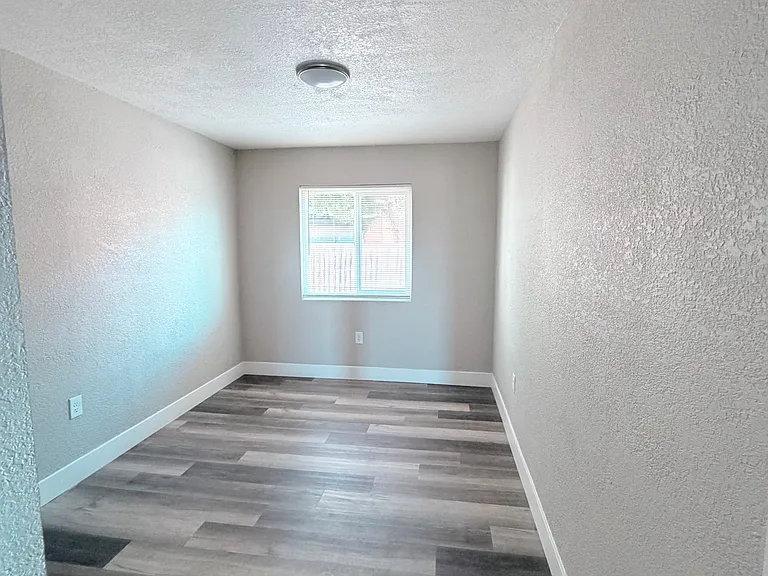 1810 E 25th St #301 & 401 — Photo 4