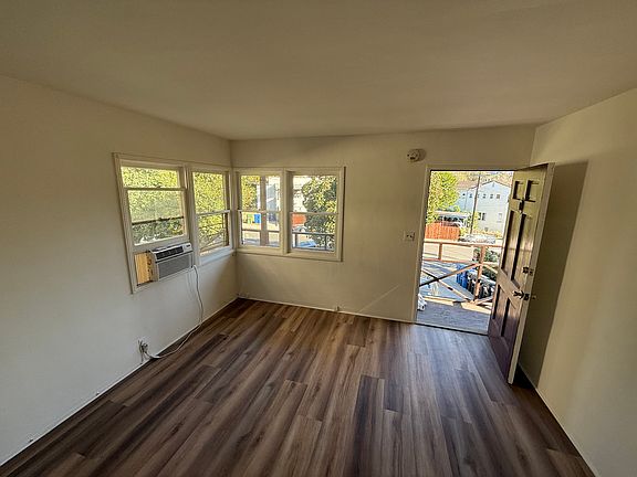 3rd image of 2633 Farwell Ave