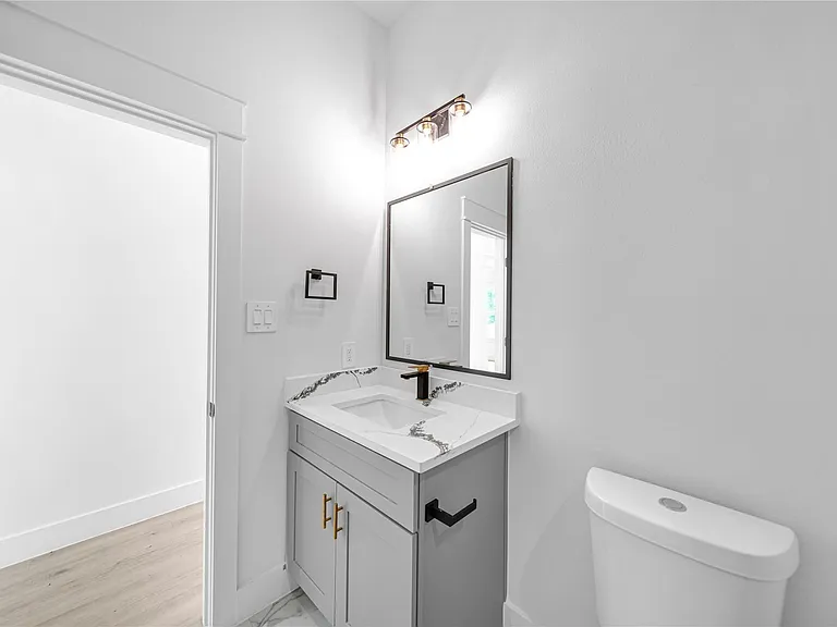4834 Higgins St #B — Photo 26