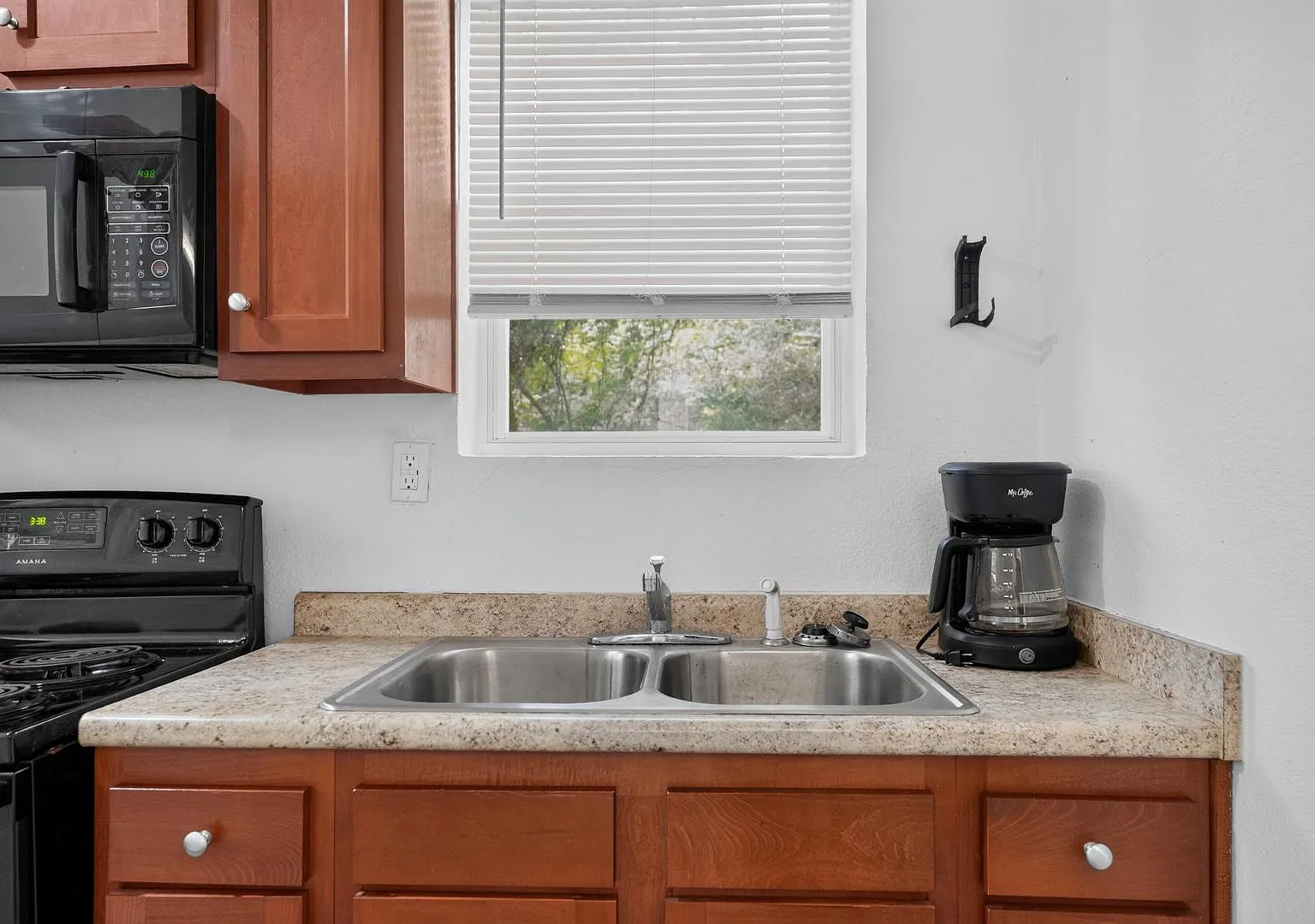 3212 Barnett St - 3212 Barnett St — Photo 2