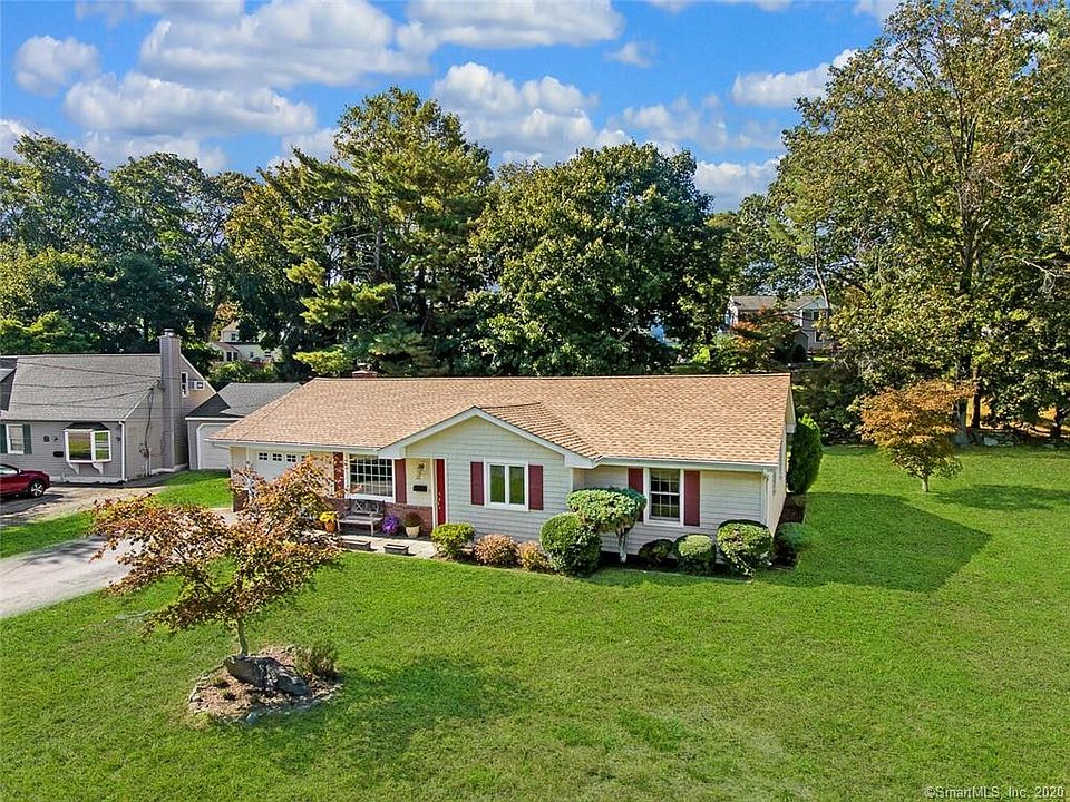 1st image of 32 Barmore Dr W