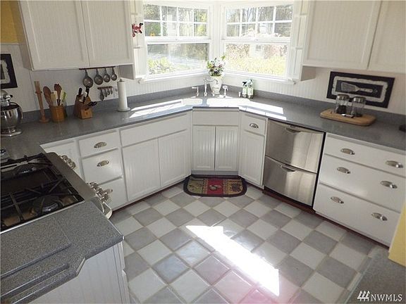 3rd image of 2830 26th Ave NE