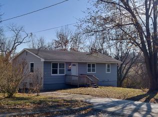 901 S 2nd St, Knoxville, IA 50138