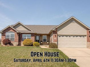 1861 Wellington Ln, Maryville, IL 62062