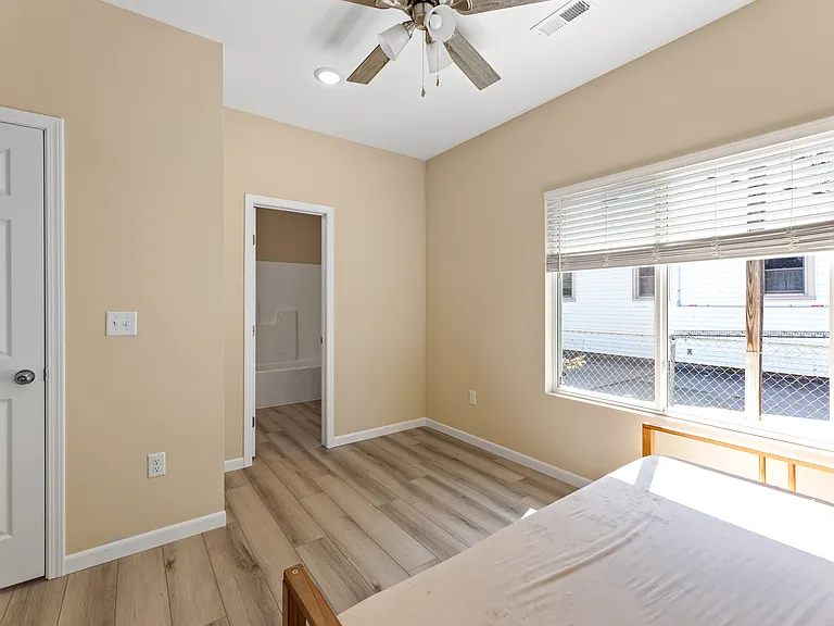 1835 S Glenn St — Photo 14
