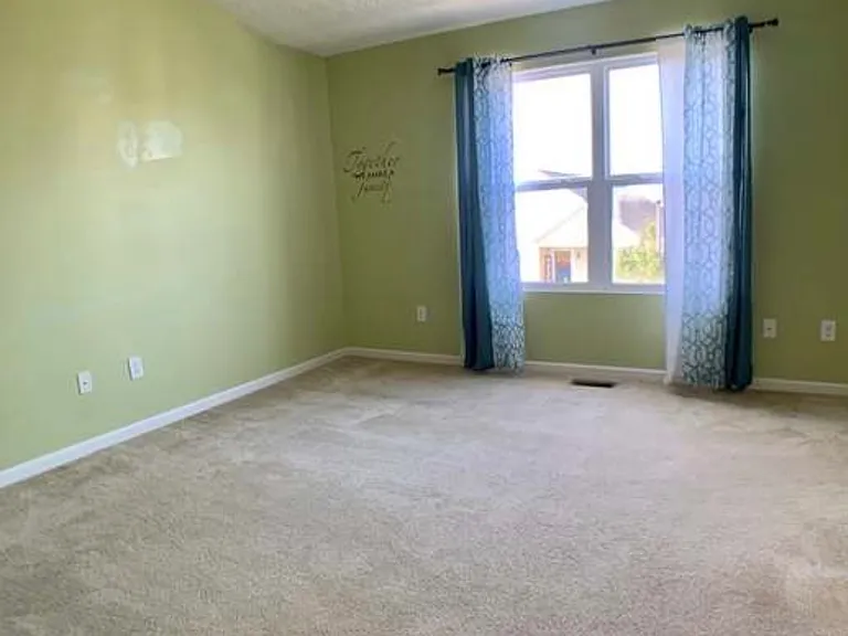 2243 Glasgow Ln — Photo 11