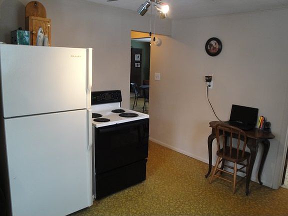 4th image of 104 E Pine St