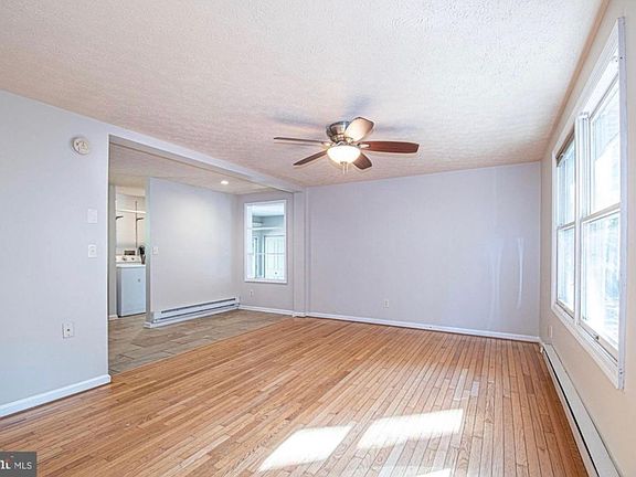 5th image of 127 Crossway Ln