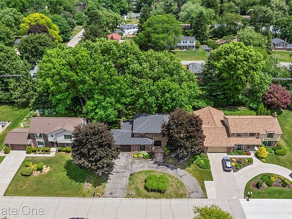 4th image of 30056 Mayfair Dr