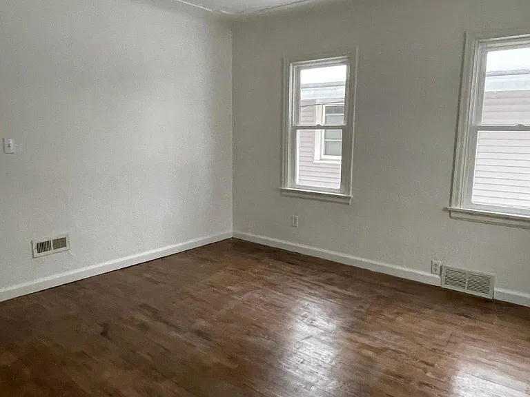 254 Eldred St — Photo 7