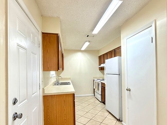 2nd image of 504 W Fairfield Dr Unit E1