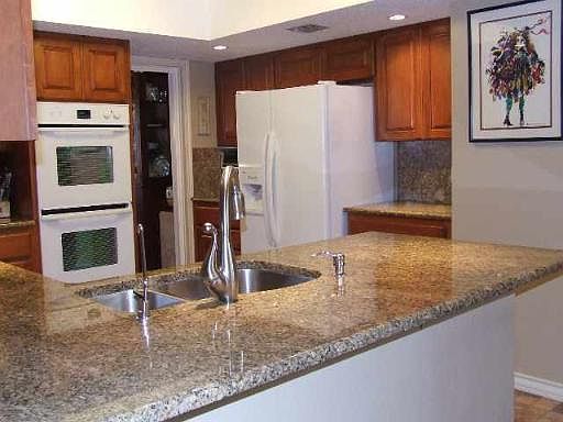 4th image of 19610 ENCINO GLEN