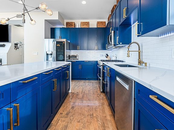 4th image of 956 N Wood St #Penthouse