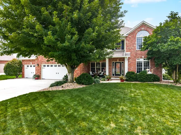 15 Strawberry Rd, Bloomington, IL 61704