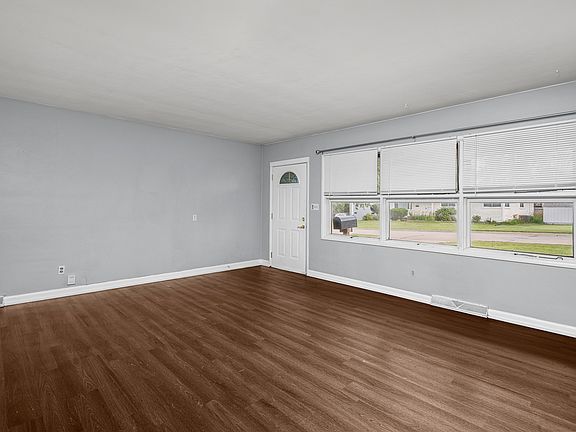 5th image of 1904 Oak St